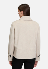 Wolljacke mit Kragen / Modellfoto Rückseite