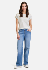Printshirt mit Ärmelaufschlag / Modellfoto Vorderseite (Outfit)