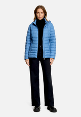Steppjacke leicht mit abnehmbarer Kapuze / Modellfoto Vorderseite (Outfit)