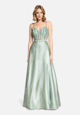Abendkleid mit Stickerei / Modellfoto Vorderseite