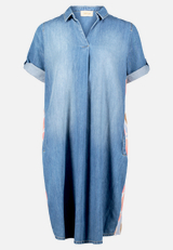 Jeanskleid mit Patches / Vorderseite