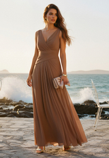 Abendkleid mit V-Ausschnitt / Imagebild