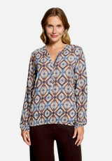 Casual-Bluse mit Muster / Modellfoto Vorderseite