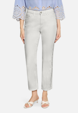 Regular Fit-Jeans mit Lochmuster / Modellfoto Vorderseite