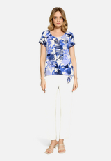 Printshirt mit Raffung / Modellfoto Vorderseite (Outfit)