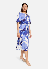 Sommerkleid mit Rundhalsausschnitt / Modellfoto Vorderseite (Outfit)