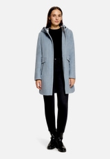 Wolljacke mit Kapuze / Modellfoto Vorderseite (Outfit)
