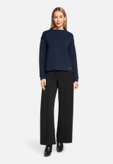 Sweatshirt mit Stehkragen / Modellfoto Vorderseite (Outfit)