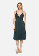 Chiffonkleid mit V-Ausschnitt / Modellfoto Vorderseite