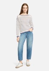 Strickpullover mit U-Boot-Ausschnitt / Modellfoto Vorderseite (Outfit)