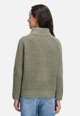 Strickpullover mit Stehkragen / Modellfoto Rückseite