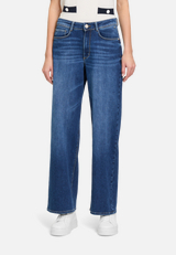 High Waisted-Jeans mit weitem Bein / Modellfoto Vorderseite