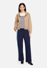 Blouson mit Eingrifftaschen / Modellfoto Vorderseite (Outfit)