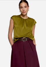 Satin-Bluse  mit Rundhalsausschnitt / Modellfoto Vorderseite