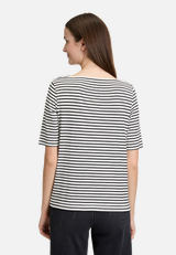 Streifenshirt mit U-Boot-Ausschnitt / Modellfoto Rückseite
