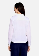 Casual-Bluse mit Bindegürtel / Modellfoto Rückseite
