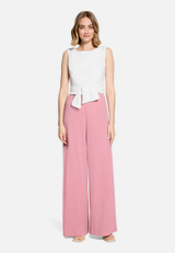 Jumpsuit mit weitem Bein / Modellfoto Vorderseite