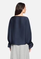Satin-Bluse mit U-Boot-Ausschnitt / Modellfoto Rückseite