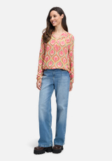 Casual-Bluse mit Muster / Modellfoto Vorderseite (Outfit)