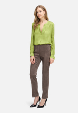 Satin-Bluse langarm / Modellfoto Vorderseite (Outfit)