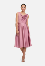 Cocktailkleid mit Wasserfallausschnitt / Modellfoto Vorderseite