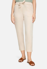 Casual-Hose mit elastischem Bund / Modellfoto Vorderseite