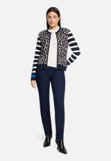 Strick-Cardigan mit Aufdruck / Modellfoto Vorderseite (Outfit)