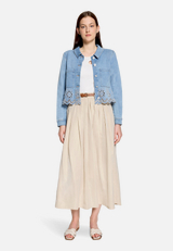 Jeansjacke mit Stickerei / Modellfoto Vorderseite (Outfit)