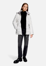 Steppjacke mit abnehmbarer Kapuze / Modellfoto Vorderseite (Outfit)