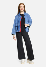 Jeansjacke mit aufgesetzten Taschen / Modellfoto Vorderseite (Outfit)