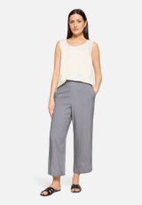 Marlene-Hose mit elastischem Bund / Modellfoto Vorderseite (Outfit)