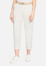 Casual-Hose mit Gürtel / Modellfoto Vorderseite
