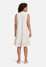 Casual-Kleid mit Stickerei / Modellfoto Rückseite