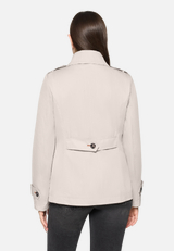 Sommerjacke mit Kragen / Modellfoto Rückseite