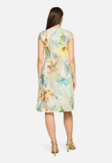 Mesh-Kleid mit Raffung / Modellfoto Rückseite