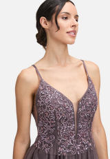 Abendkleid mit Stickerei / Detailbild