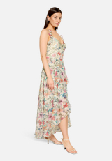 Abendkleid mit Volant / Modellfoto Vorderseite (Outfit)