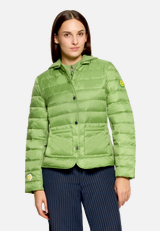 Steppjacke mit abnehmbarer Kapuze / Modellfoto Vorderseite