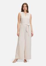 Jumpsuit ohne Arm / Modellfoto Vorderseite