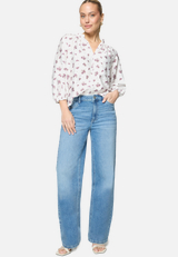 Schlupfbluse  mit Blumen / Modellfoto Vorderseite (Outfit)