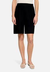 Bermuda-Shorts  mit elastischem Bund / Modellfoto Vorderseite