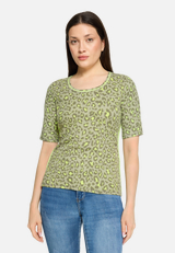 Basic Shirt mit Rippenstruktur / Modellfoto Vorderseite