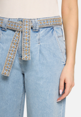 Sommerjeans mit Stickerei / Detailbild