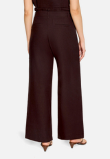 Casual-Hose mit Bundfalten / Modellfoto Rückseite