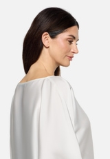 Satin-Bluse mit U-Boot-Ausschnitt / Detailbild