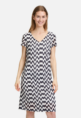 Sommerkleid mit V-Ausschnitt / Modellfoto Vorderseite