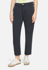 Chino-Hose mit Gummizug / Modellfoto Vorderseite