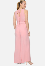 Jumpsuit mit Gürtel und weitem Bein / Modellfoto Rückseite