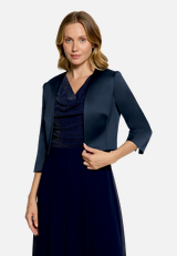 Bolero-Jacke mit Kellerfalten / Modellfoto Vorderseite