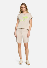 Sweatshirt mit Aufdruck / Modellfoto Vorderseite (Outfit)
